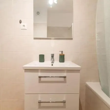 Cozy Iskra By Belmont Realty شقة